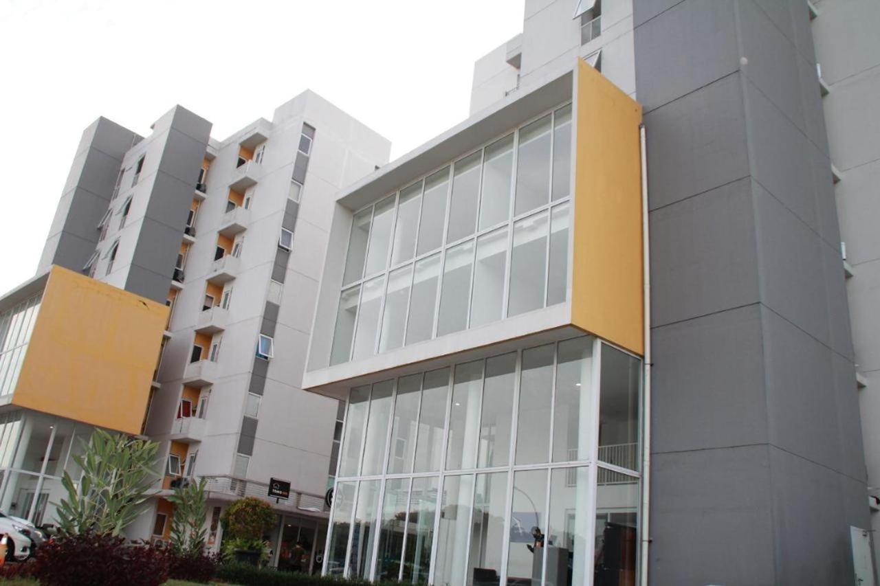 Barata Hotel Near Bandara Soekarno Hatta Tangerang Kültér fotó